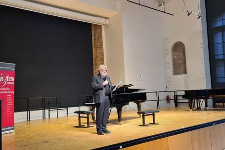 Tomasz Tomaszewski verkündet die Preisträger des 3. Young Ludwig Jugendmusikwettbewerbs